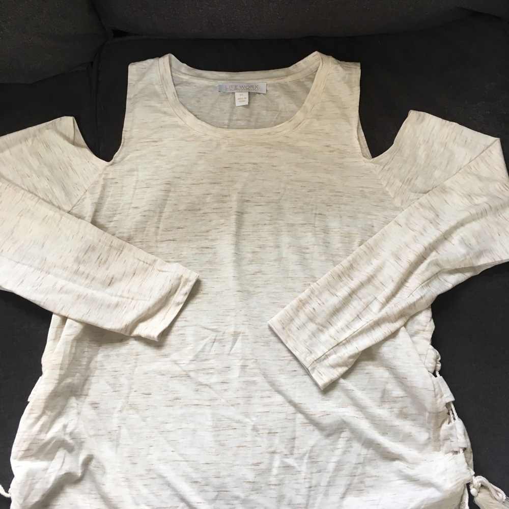 Cold shoulder, tied sides, so much detail!